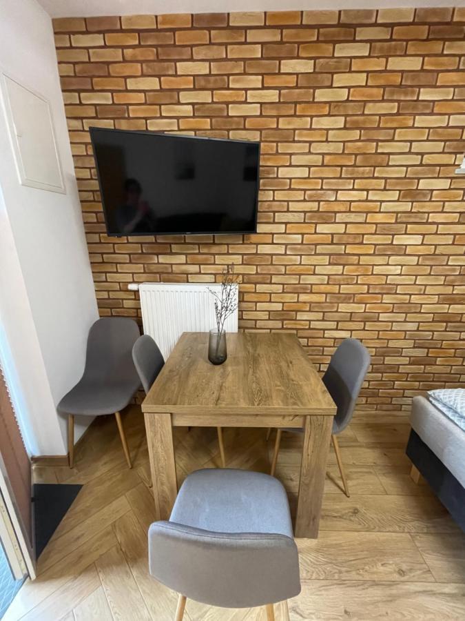 Route 7 Rooms Myslenice ภายนอก รูปภาพ