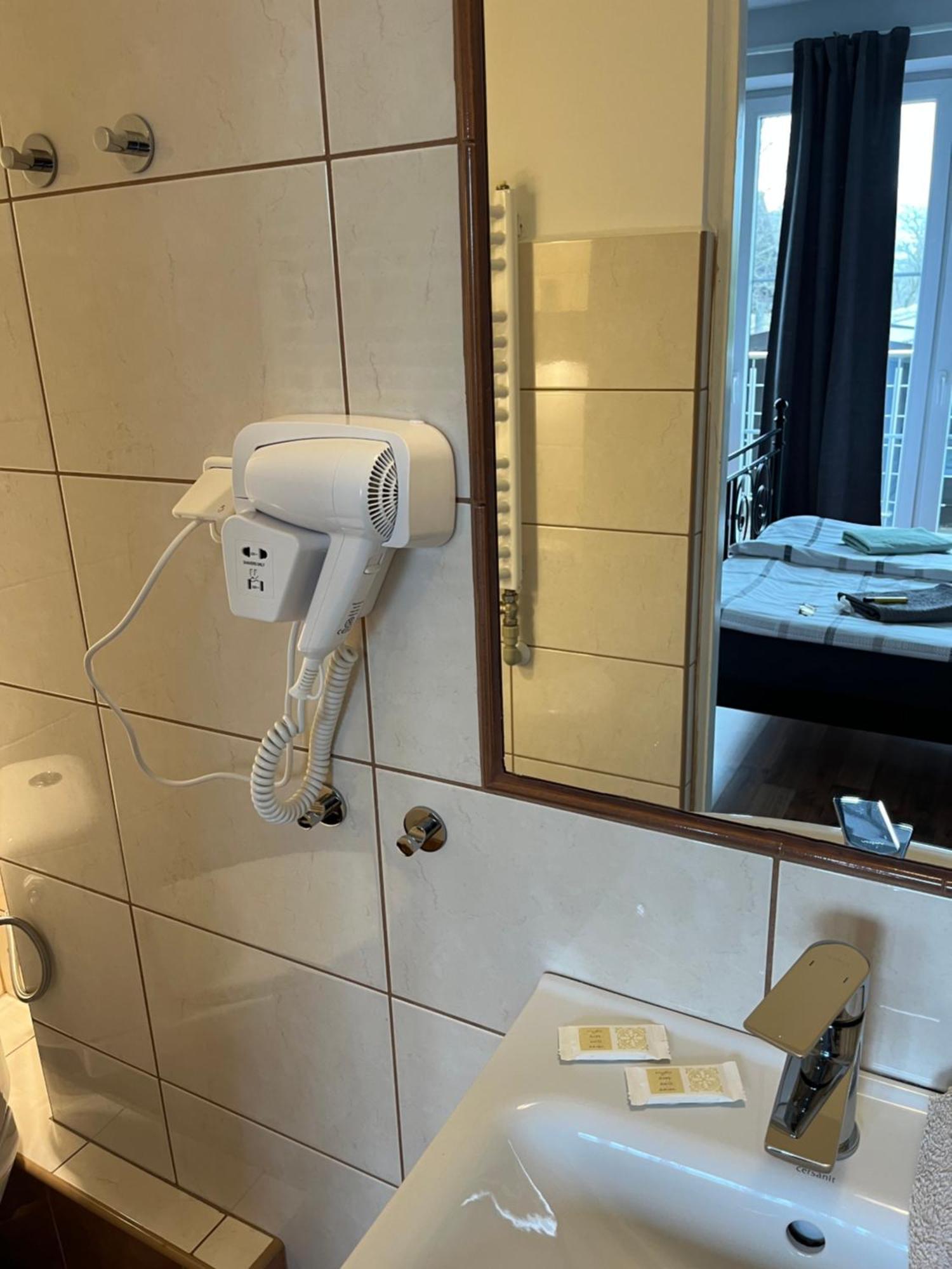 Route 7 Rooms Myslenice ภายนอก รูปภาพ